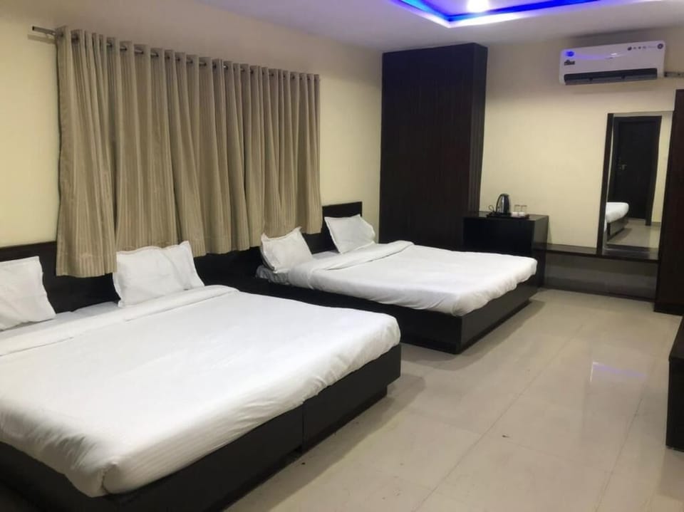 Deluxe Room | Laptop workspace, free WiFi