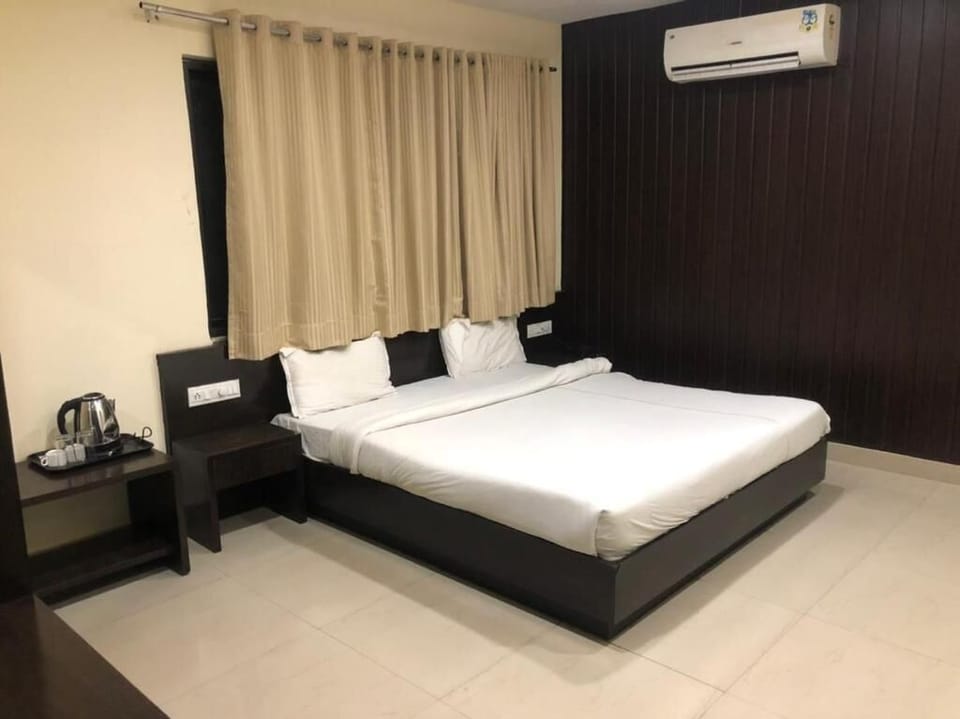 Deluxe Room | Laptop workspace, free WiFi