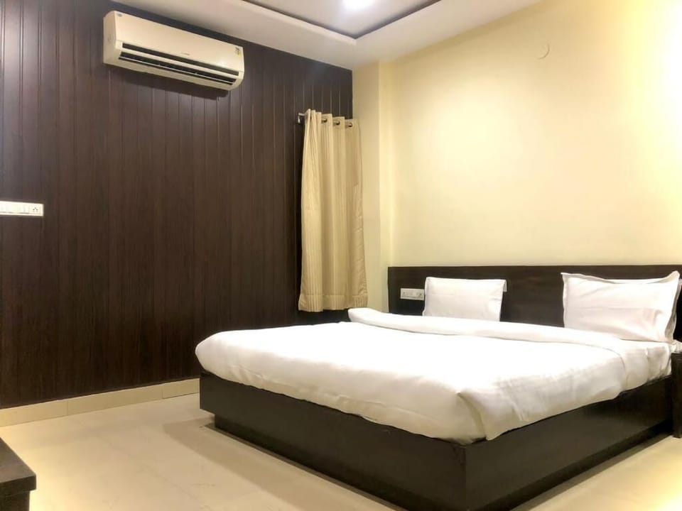 Deluxe Room | Laptop workspace, free WiFi