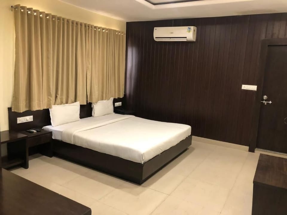 Deluxe Room | Laptop workspace, free WiFi