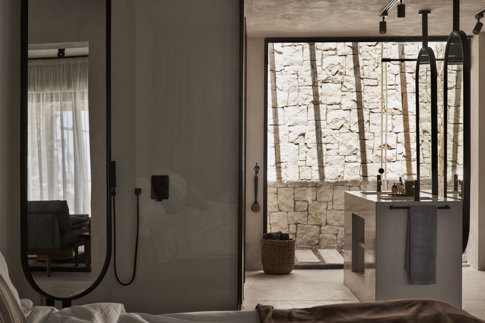 Deluxe Suite | Egyptian cotton sheets, premium bedding, minibar, in-room safe