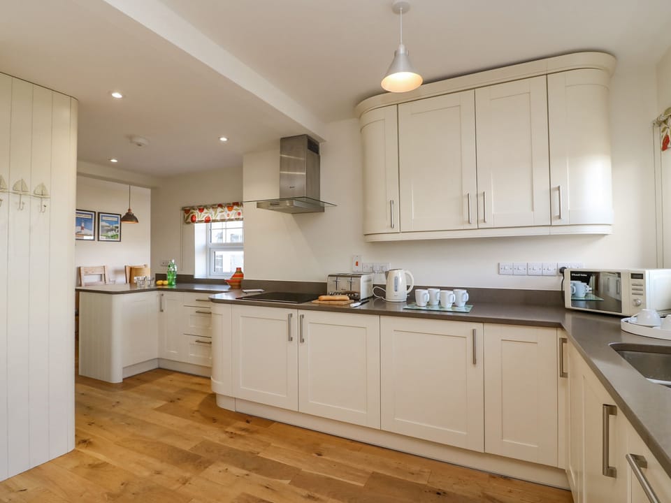 Cottage | Private kitchen | Fridge, microwave, dishwasher, electric kettle