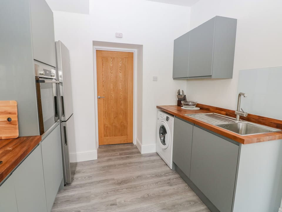 Cottage | Private kitchen | Fridge, dishwasher, electric kettle, cookware/dishes/utensils