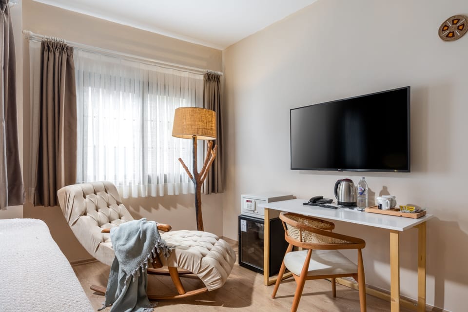 Deluxe Room | Premium bedding, minibar, in-room safe, desk