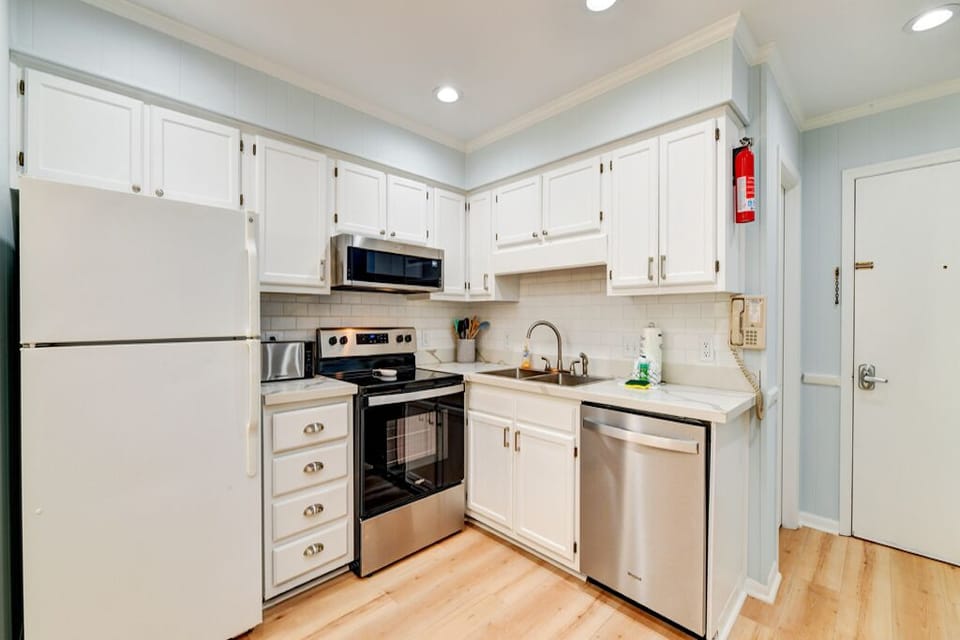 Beautiful fully stocked kitchen with new ss appliances and quartz countertops.