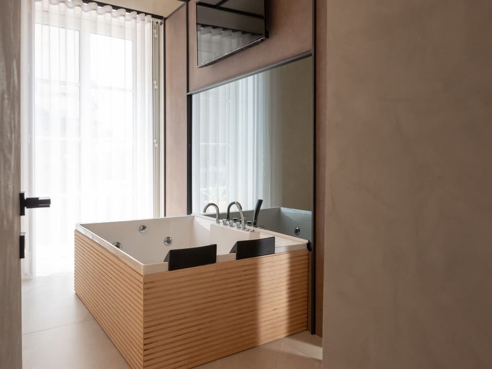 Honeymoon Suite | Minibar, in-room safe, individually decorated, individually furnished