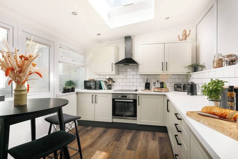 Cook your favourite home cooked food in this modern fitted kitchen with all amenities that you need as a home from home.