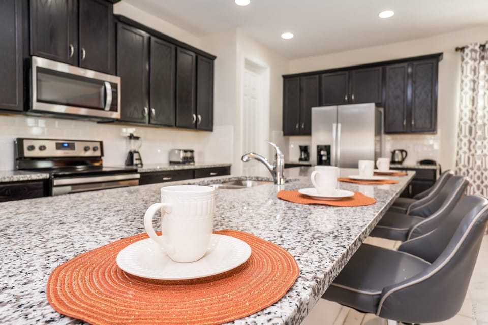 House (Multiple Bedrooms) | Private kitchen | Microwave, oven, stovetop, dishwasher