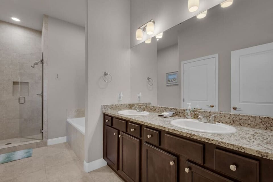 En-Suite Master Bathroom with Shower and Tub