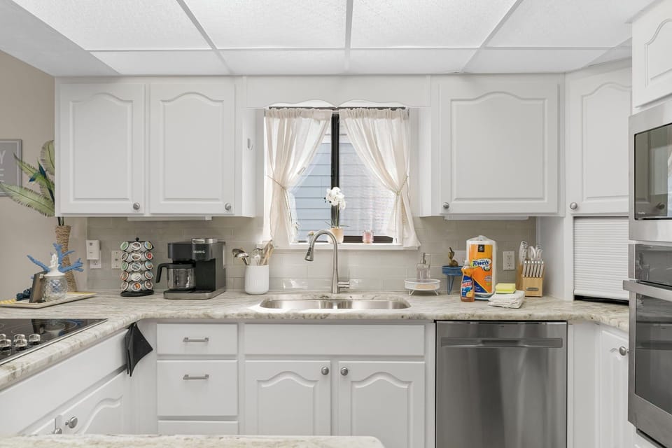 Bright and airy kitchen 