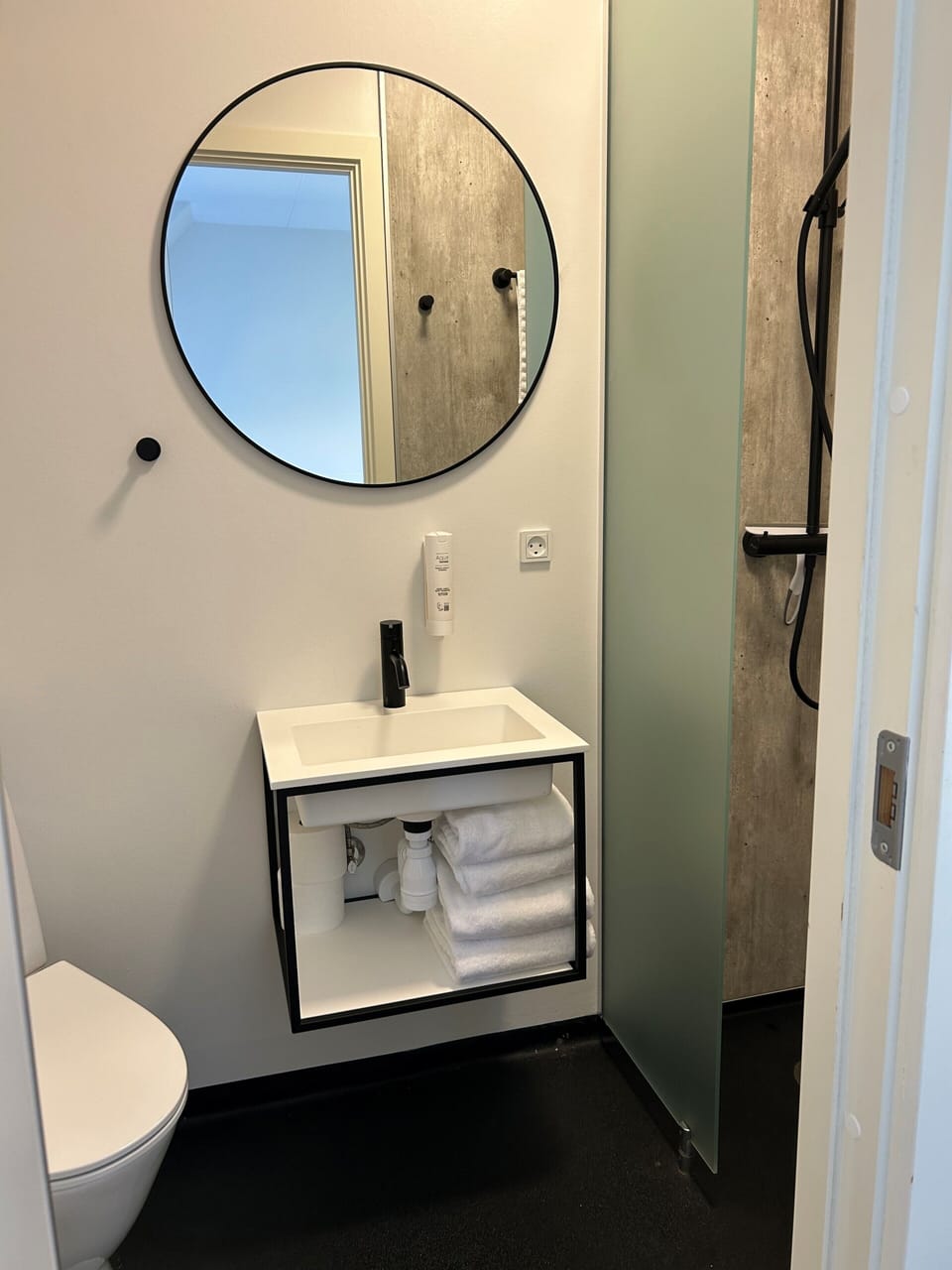 Standard Single Room, Private Bathroom | Bathroom | Free toiletries, towels, soap, shampoo