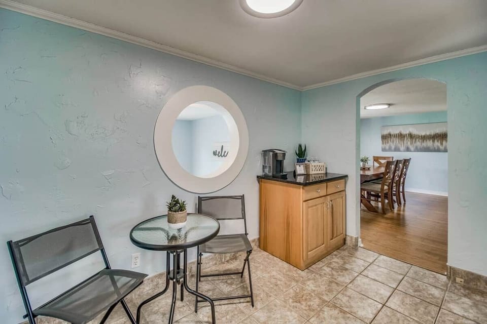 Casual conversation in the breakfast nook and enjoy a caffeinated drink at the coffee bar.