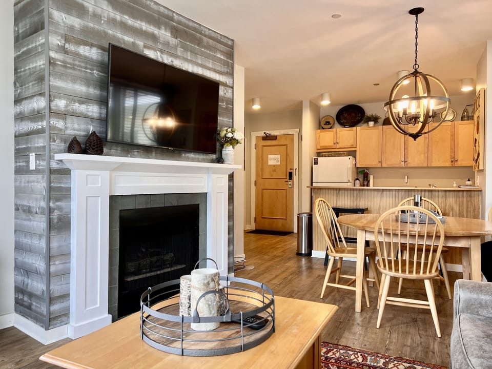 Dining space for 5 at table and additional 2 seats at counter bar