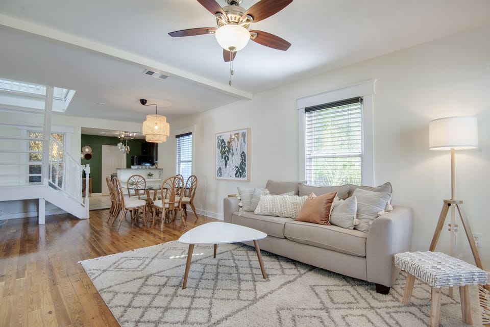 Sunny 3 BR bungalow in the heart of the foodie district 9 minutes from downtown