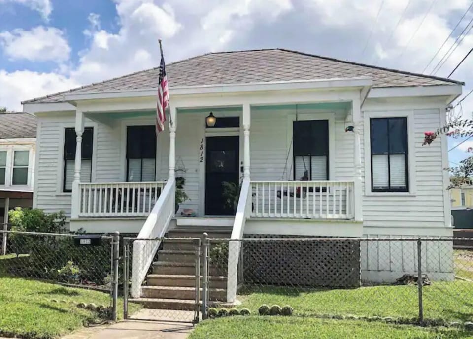 Welcome to our cheerful cottage, your happy place in Galveston!