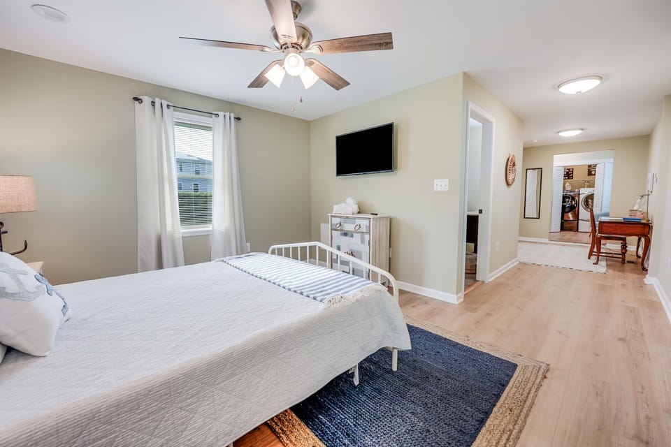 Very large Primary suite, Queen size bed, Smart TV, ensuite bathroom