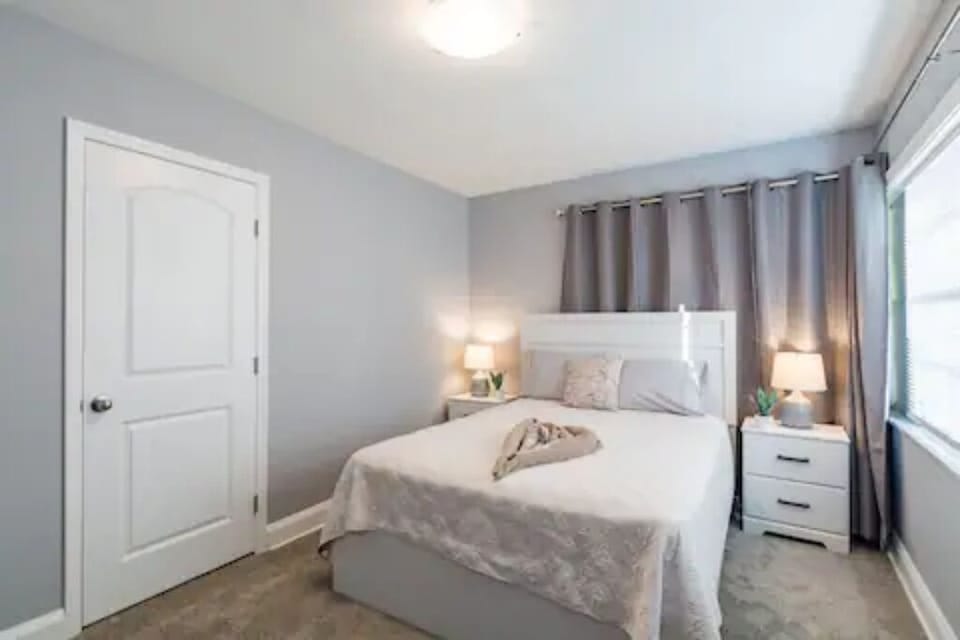 Bedroom 4 - one queen bed