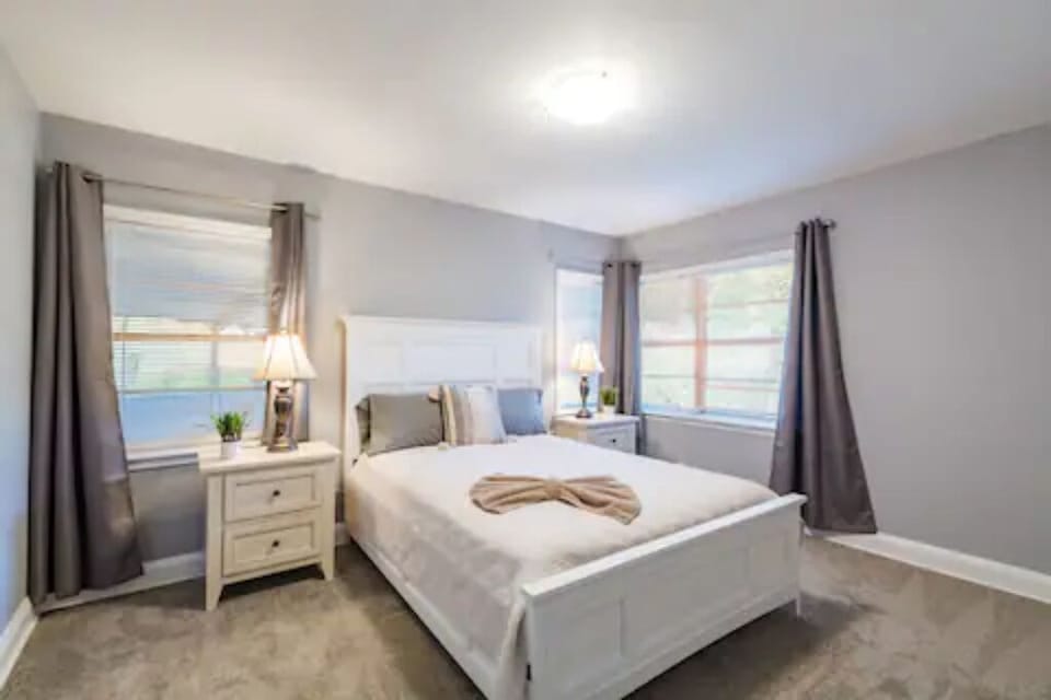 Bedroom 2- one queen bed