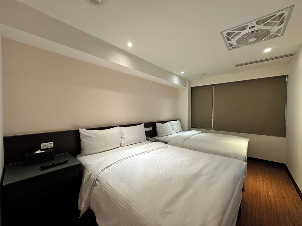 Comfort Twin Room | Down comforters, desk, WiFi (free), bed sheets