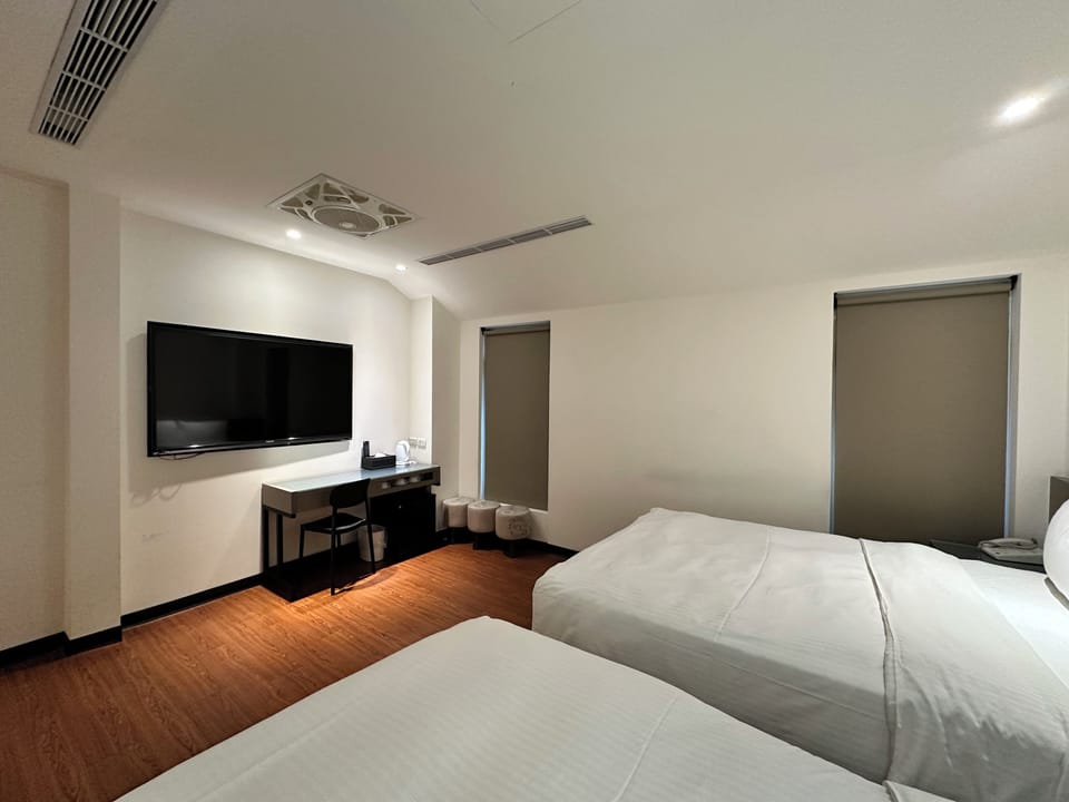 Comfort Quadruple Room, 2 Double Beds, Non Smoking | Down comforters, desk, WiFi (free), bed sheets