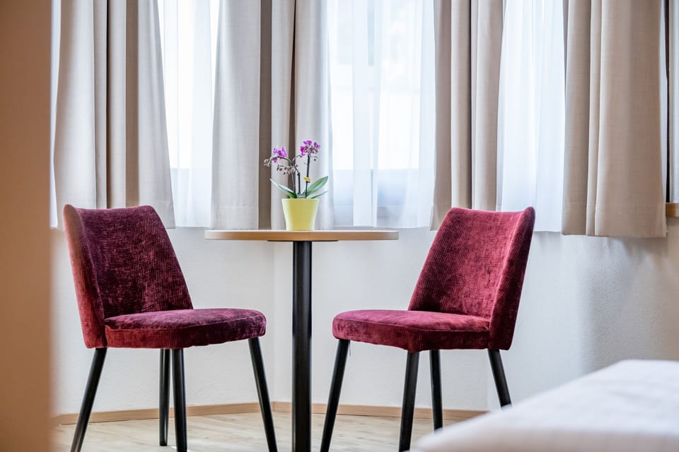 Double Room | Hypo-allergenic bedding available, in-room safe, WiFi (free), bed sheets