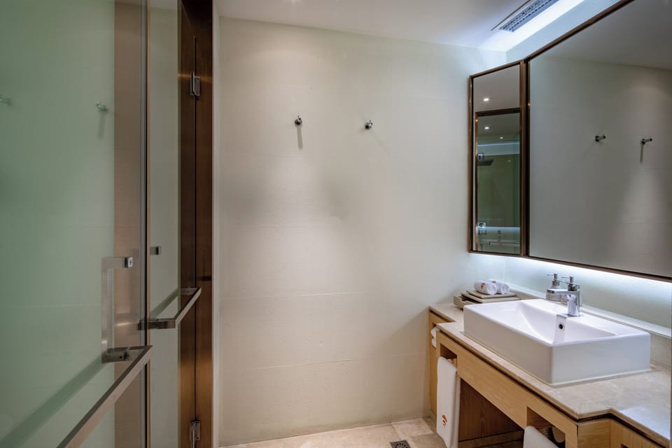 Shower, rainfall showerhead, free toiletries, hair dryer