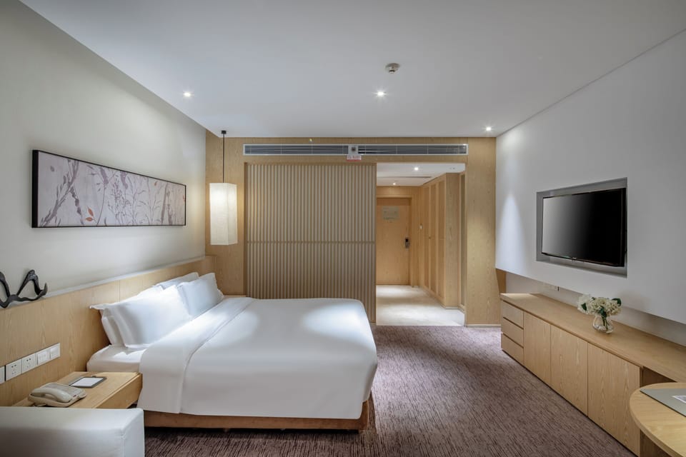 Yueke King Room | In-room safe, desk, blackout drapes, soundproofing