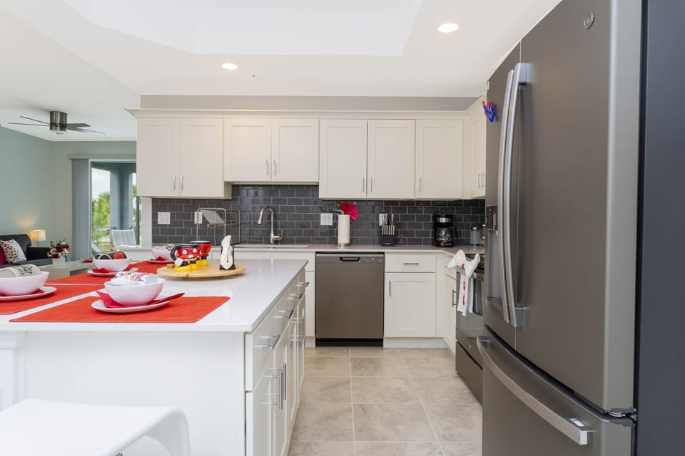 Family Apartment, 3 Bedrooms | Private kitchen | Full-size fridge, microwave, oven, stovetop