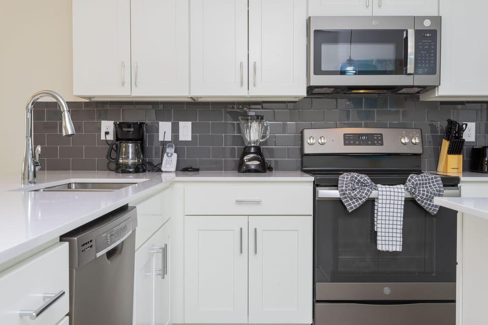 Family Apartment, 2 Bedrooms | Private kitchen | Full-size fridge, microwave, oven, stovetop