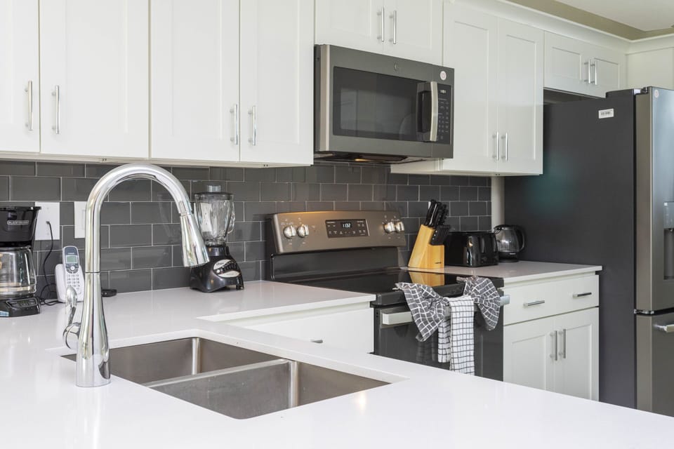 Family Apartment, 2 Bedrooms | Private kitchen | Full-size fridge, microwave, oven, stovetop