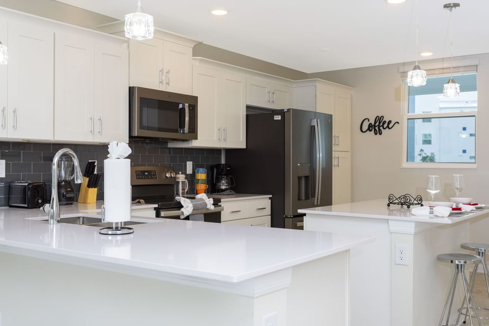 Family Apartment, 2 Bedrooms | Private kitchen | Full-size fridge, microwave, oven, stovetop