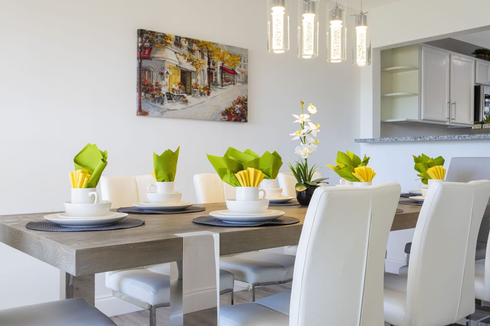 Family Townhome, 5 Bedrooms | In-room dining