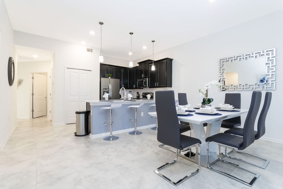 Family Townhome, 2 Bedrooms | In-room dining