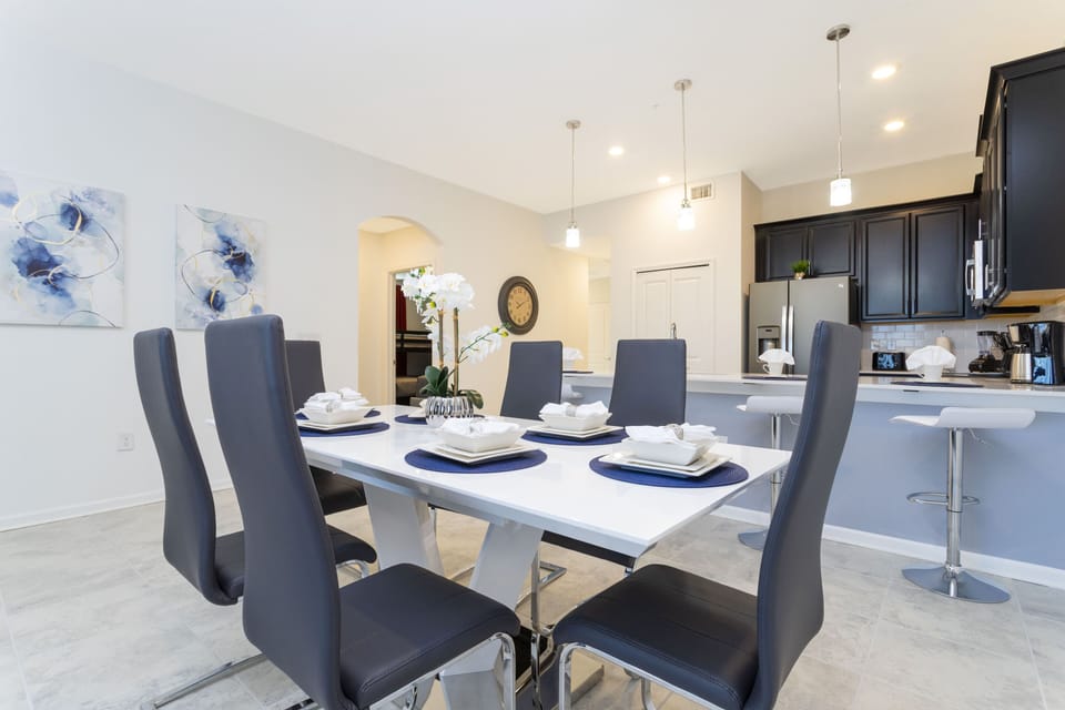 Family Townhome, 2 Bedrooms | In-room dining