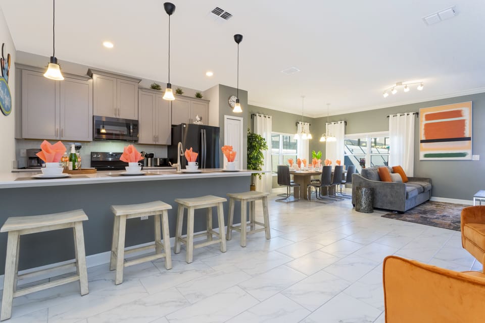Family Townhome, 5 Bedrooms | Private kitchen | Full-size fridge, microwave, oven, stovetop