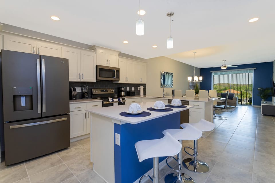 Family Apartment, 2 Bedrooms | Private kitchen | Full-size fridge, microwave, oven, stovetop