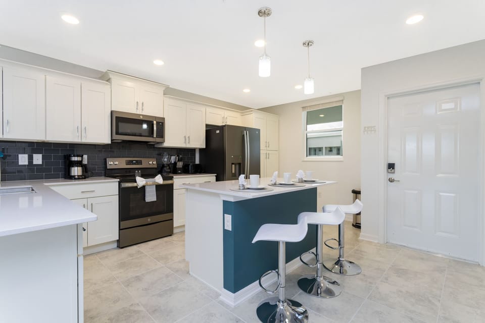Family Apartment, 2 Bedrooms | Private kitchen | Full-size fridge, microwave, oven, stovetop