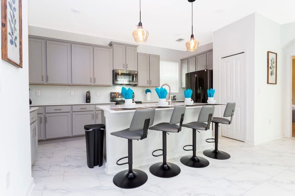 Family Townhome, 5 Bedrooms | Private kitchen | Full-size fridge, microwave, oven, stovetop