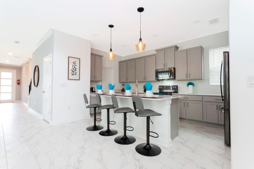 Family Townhome, 5 Bedrooms | Private kitchen | Full-size fridge, microwave, oven, stovetop