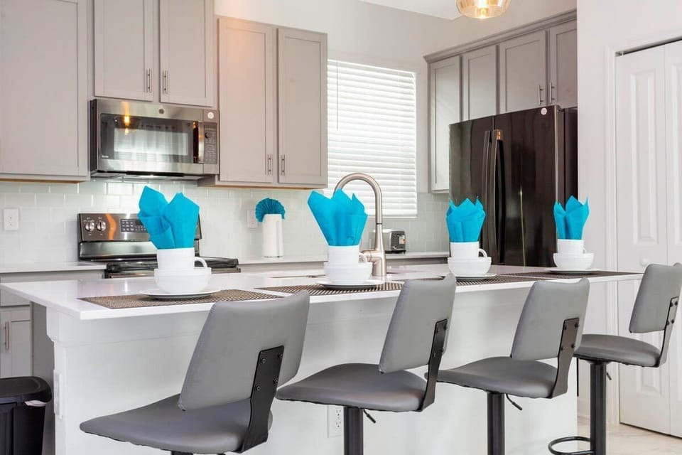Family Townhome, 5 Bedrooms | Private kitchen | Full-size fridge, microwave, oven, stovetop