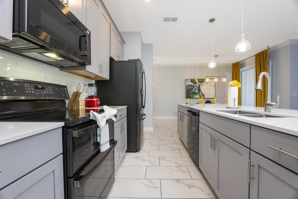 Family Townhome, 4 Bedrooms | Private kitchen | Full-size fridge, microwave, oven, stovetop