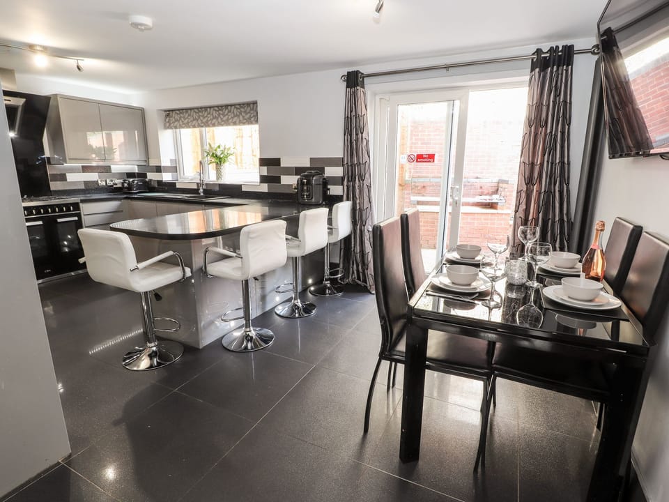 Cottage | Private kitchen | Fridge, dishwasher, electric kettle, toaster