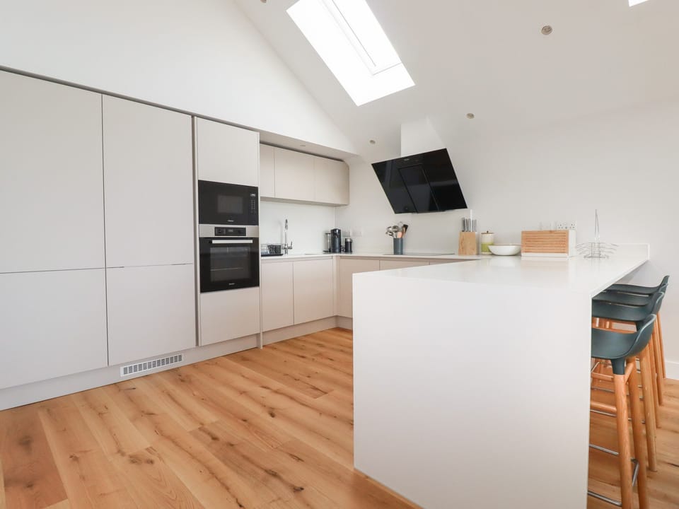 Cottage | Private kitchen | Fridge, microwave, electric kettle, toaster