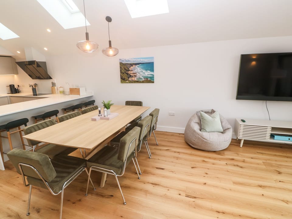 Cottage | Dining