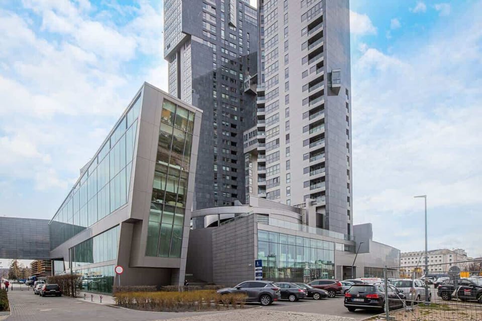 The building is close to restaurants and cafes. 