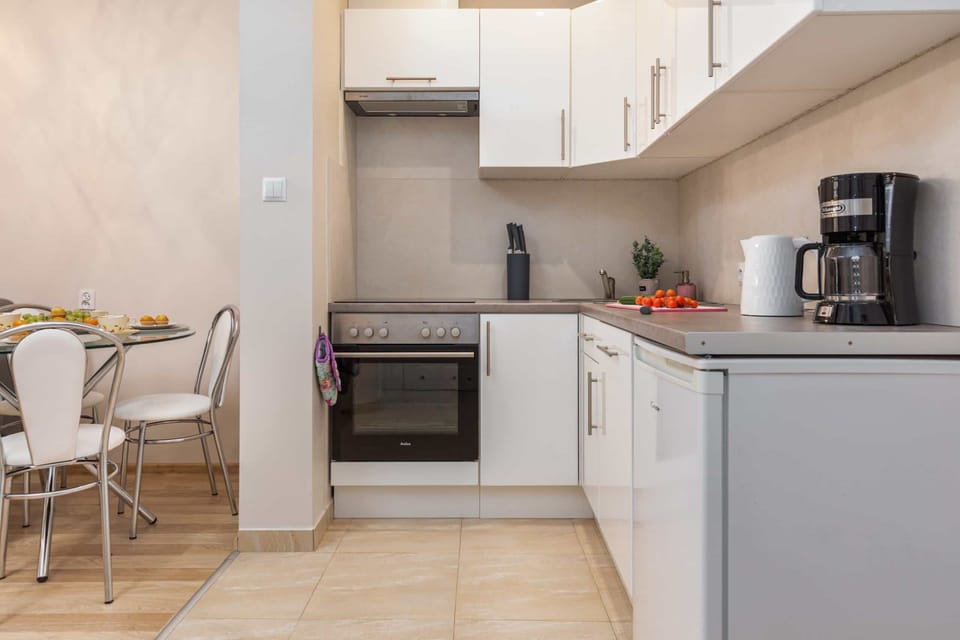 Modern, fully equipped kitchenette. 