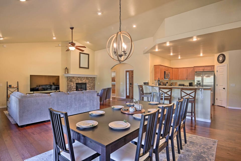 Dining Area | Dishware & Flatware Provided