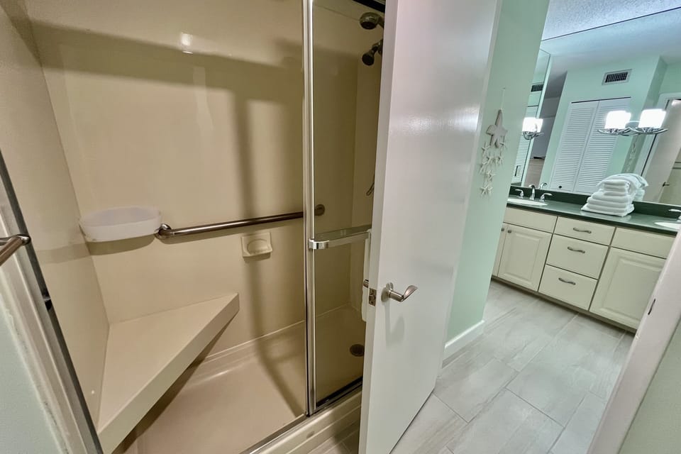 Bathroom 1 (en suite)