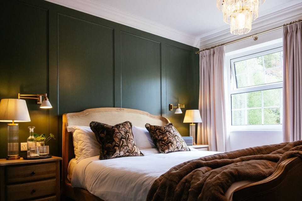 Luxury Double Room, Ensuite, Mountain View | Hypo-allergenic bedding, blackout drapes, iron/ironing board, free WiFi