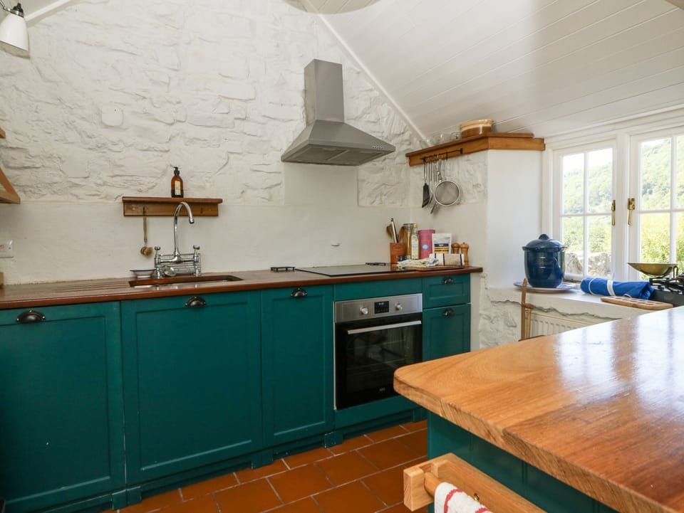 Cottage | Private kitchen | Fridge, microwave, dishwasher, electric kettle